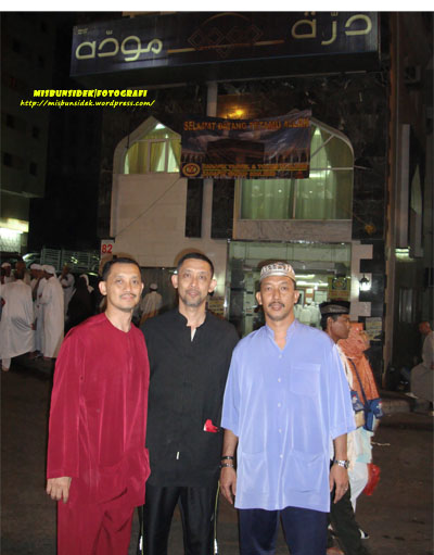 Datuk Misbun diapit Rahman (kiri) dan Jalani (kanan) di depan hotel penginapan mereka.
