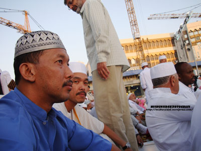 Jalani dan Rashid duduk sambil berwirid sebelum mengerjakan ibadat haji yang lain.