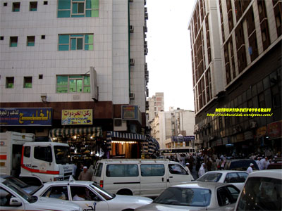 Kelihatan  deretan bangunan yang menjadi tumpuan ramai pengunjung yang mengerjakan haji di Mekah.