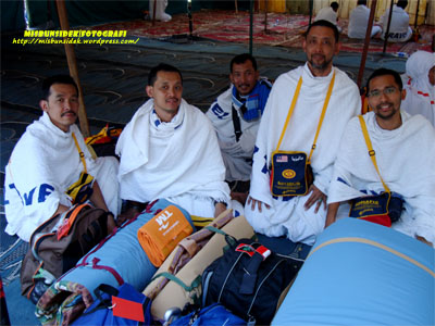 Seorang delegasi haji sempat meluangkan masa bersama Rashid, Rahman, Jalani dan Datuk Misbun.