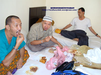 Jalani dan Shadan menjamu selera di hotel penginapan mereka sambil Rahman pula kelihatan bersiap-siap untuk berehat.
