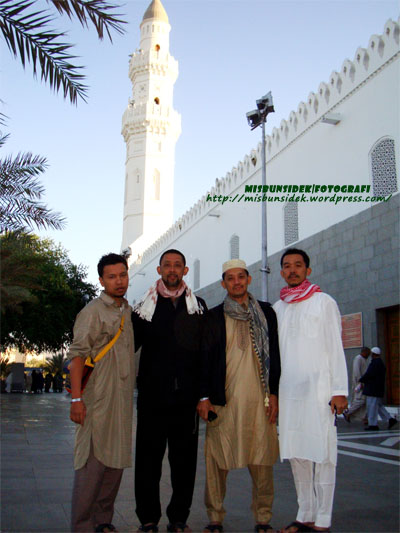 Shadan, Datuk  Misbun, Rahman dan Rashid segak bergambar membelakangkan masjid Quba’.