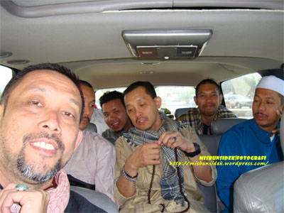 Datuk Misbun bersama delegasi Nusa Mahsuri dalam sebuah kenderaan.