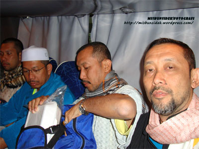 Roslin, Amir, Jalani dan Datuk Misbun didalam bas transit.